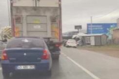 Bursa’da kontrolden çıkan otomobil prefabrik yapıya girdi