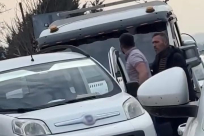 Bursa’da trafikte yol verme kavgası kamerada