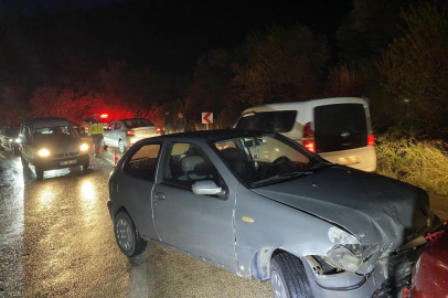 Bursa'da iki otomobil çarpıştı: 11 aylık bebek faciadan döndü