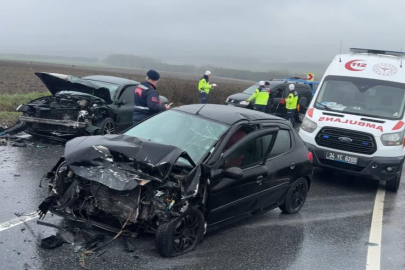 Arnavutköy’de iki araç çarpıştı: 3 kişi yaralandı