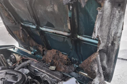 Seyir halindeki otomobil alev aldı