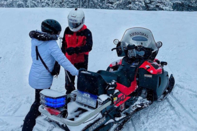 Uludağ'da jandarmadan kayakçılara yardım eli