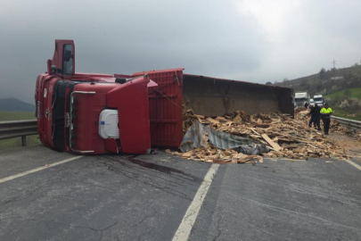 Bursa'da devrilen TIR, yolu ulaşıma kapattı