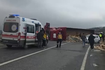Bursa'da devrilen TIR, yolu ulaşıma kapattı