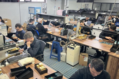 Altın fabrikası talebe yetişmek için fazla mesaide