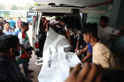 Bangladeş'te yolcu otobüsü nehre düştü: 24 ölü