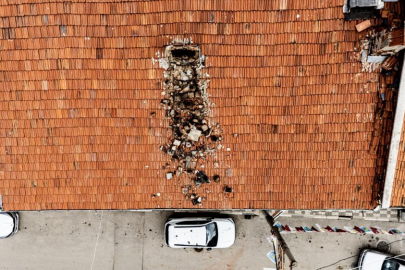 Bursa'da çürüyen baca otomobilin üzerine yıkıldı