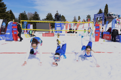 Uludağ’da kar voleybolu şöleni başladı