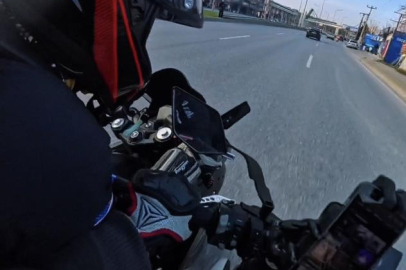 Bursa'da bir anda şerit değiştirdi, motosikletler çarpıştı