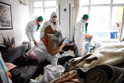 Bursa'da çöp ev sorunu: 4 kamyon çöp çıktı