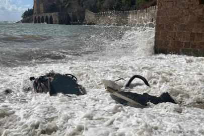 Alabora olan balıkçı teknesinden yüzerek kurtuldular