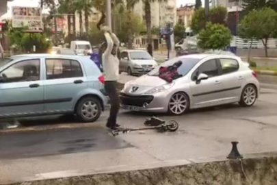 Bozulan scooterını taşla parçaladı