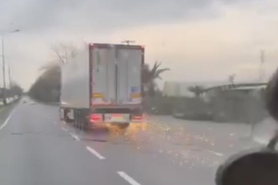 Bursa'da direği deviren TIR olay yerinden kaçtı