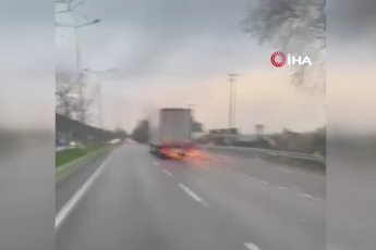 Bursa'da direği deviren TIR olay yerinden kaçtı