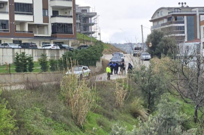 Mudanya'da yağmur sonrası site önündeki yol çöktü