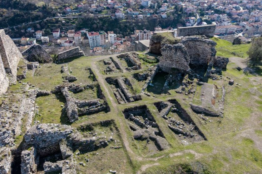 Niksar Kalesi zamana meydan okuyor