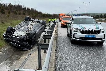 Takla atan otomobilden yara almadan kurtuldular