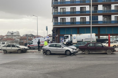 Üç aracın karıştığı zincirleme kazada 1 kişi yaralandı