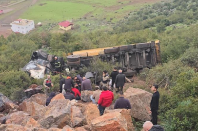 Uçuruma yuvarlanan kamyonun sürücüsü hayatını kaybetti