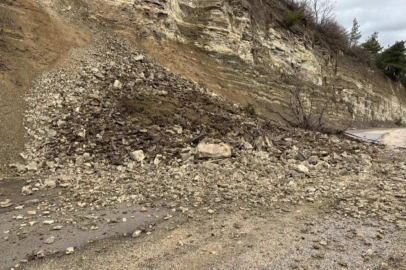 Bursa’da heyelan yolu kapattı