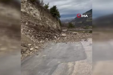 Bursa’da heyelan yolu kapattı