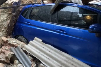 Bursa'da istinat duvarı lüks araçların üzerine çöktü