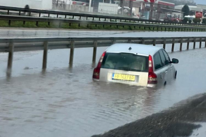 Bursa'da otomobil su birikintisinde mahsur kaldı