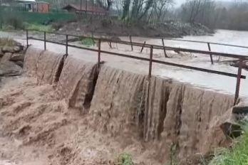 Gemlik'te aşırı yağışlar köprüyü ulaşıma kapattı