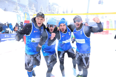 Osmangazi’den Uludağ’da nefes kesen kar voleybolu şöleni