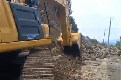 Gemlik-Mudanya yolu heyelan sebebiyle kapandı