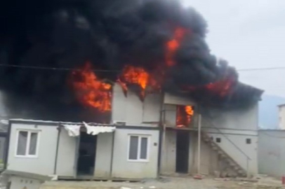 İşçilerin kaldığı 2 katlı yatakhane alevlere teslim oldu