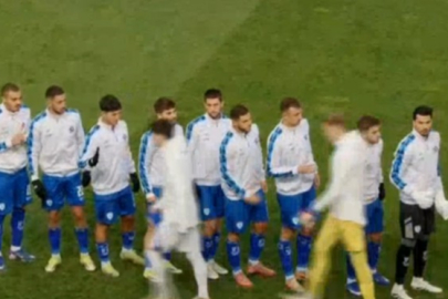 İsrailli futbolcuların elini sıkmadılar