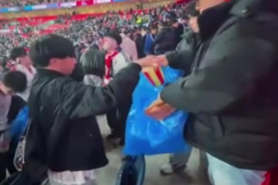 Japon taraftarlar, dünyaya örnek olmaya devam ediyor