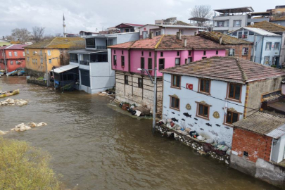Bursa'da sular yükseldi, evler 'yalı' oldu
