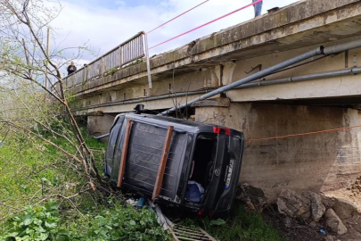 Bursa'da 3 araç birbirine girdi, 1'i dereye uçtu: 4 yaralı