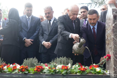 MHP Lideri Bahçeli, Türkeş'in kabrini ziyaret etti