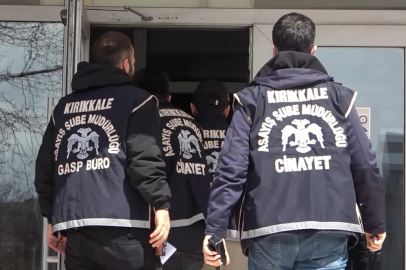 Alkollü sürücü trafiği altüst etti: 3 polisi yaraladı