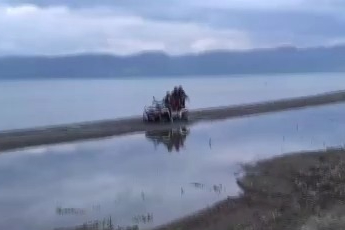 İznik'te vatandaşlar kuma saplanan ATV için seferber oldu