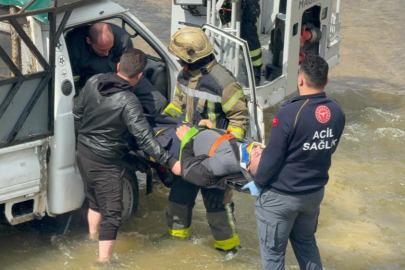 Kamyonet dereye uçtu, sürücüye dakikalarca kalp masajı yapıldı