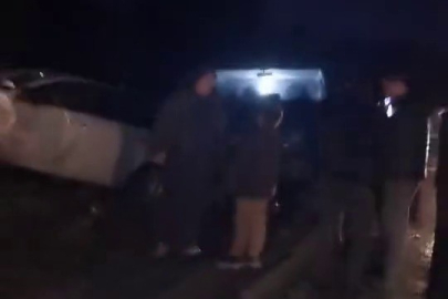 Bursa’da yamaçtan kopan kayalar araçların üzerine yağdı