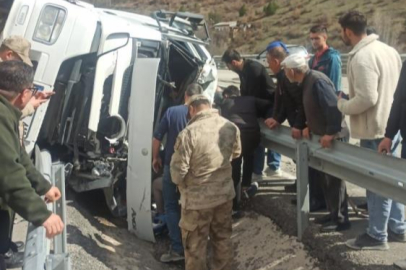 Virajı alamayan TIR bariyerlere saplandı