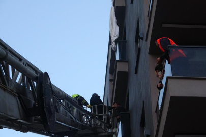 Perde ile 6'ncı kattan sarktı, 3'üncü katın balkonuna düştü