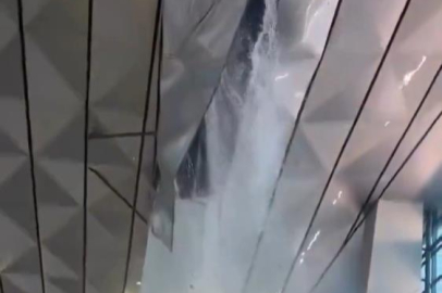 Şiddetli yağışlar havalimanı çatısını çökertti