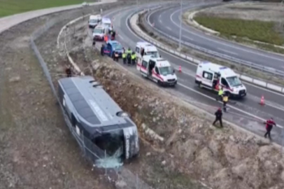 Yolcu otobüsü şarampole devrildi: Çok sayıda yaralı