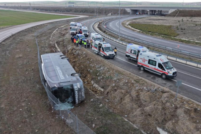 Yolcu otobüsü şarampole devrildi: Çok sayıda yaralı