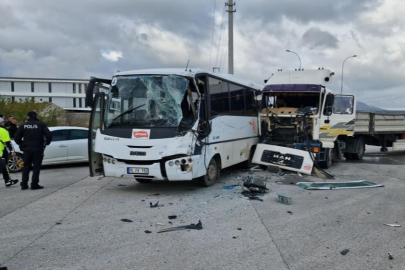 Korkunç kazada 12 kişi yaralandı