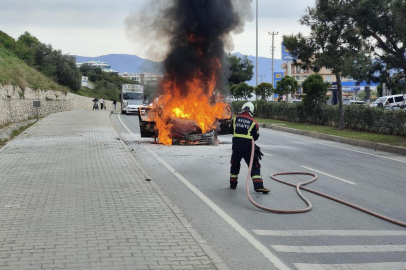 Aynı noktada 2 araç alevlere teslim oldu