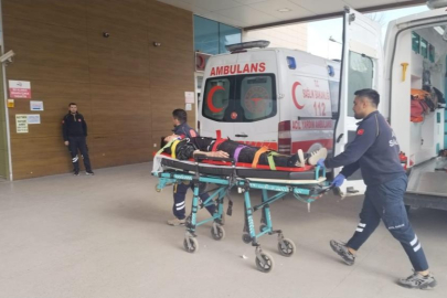 Bursa'da cip ile motosiklet çarpıştı, 2 kişi yaralandı: Kaza anı kamerada