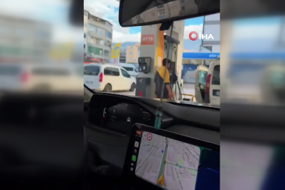 Plakayı okuyamadı, fişe "Putin" yazdı, gülüşler işsiz bıraktı