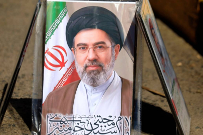 Reuters: "İran dini lideri Hamaney'in yüzü tanınmaz halde"